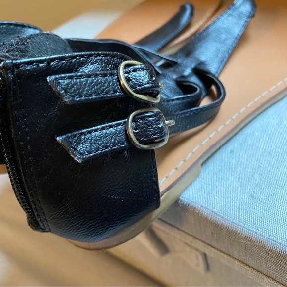 Old Navy strappy black sandals with zipper back - Picture 5 of 7